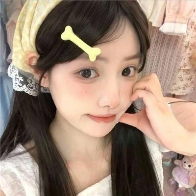 穿黄睡衣的女孩